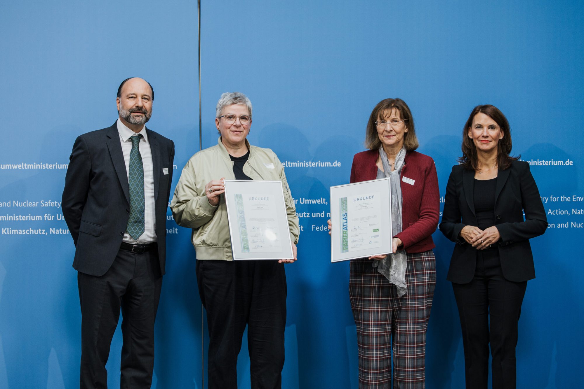 Ehrung der Universität Konstanz und der Hochschule Osnabrück auf dem 2. Platz der „Recyclingpapierfreundlichsten Hochschulen“ 2025, v.l.n.r.: Marc Gebauer (Sprecher der Initiative Pro Recyclingpapier), Prof. Dr. Susanne Düchting (Vizepräsidentin der Hochschule Osnabrück), Prof. Dr. Katharina Holzinger (Rektorin der Universität Konstanz), Parlamentarische Staatssekretärin Rita Schwarzelühr-Sutter (Foto: BMUKN/Sascha Hilger)