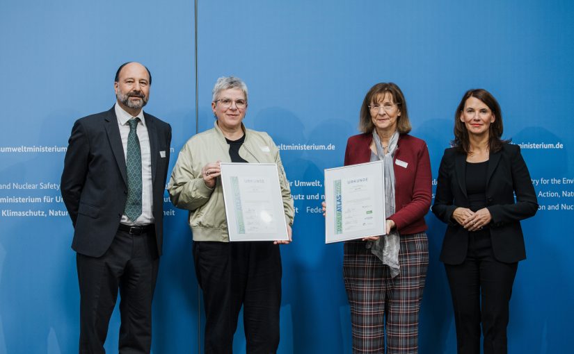 Ehrung der Universität Konstanz und der Hochschule Osnabrück auf dem 2. Platz der „Recyclingpapierfreundlichsten Hochschulen“ 2025, v.l.n.r.: Marc Gebauer (Sprecher der Initiative Pro Recyclingpapier), Prof. Dr. Susanne Düchting (Vizepräsidentin der Hochschule Osnabrück), Prof. Dr. Katharina Holzinger (Rektorin der Universität Konstanz), Parlamentarische Staatssekretärin Rita Schwarzelühr-Sutter (Foto: BMUKN/Sascha Hilger)