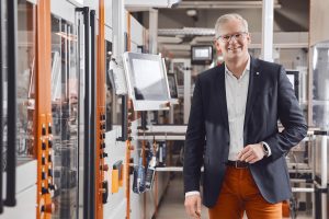 Dr. Sebastian Durst in der Produktionshalle von Weidmüller, Porträt in moderner Industrieumgebung.