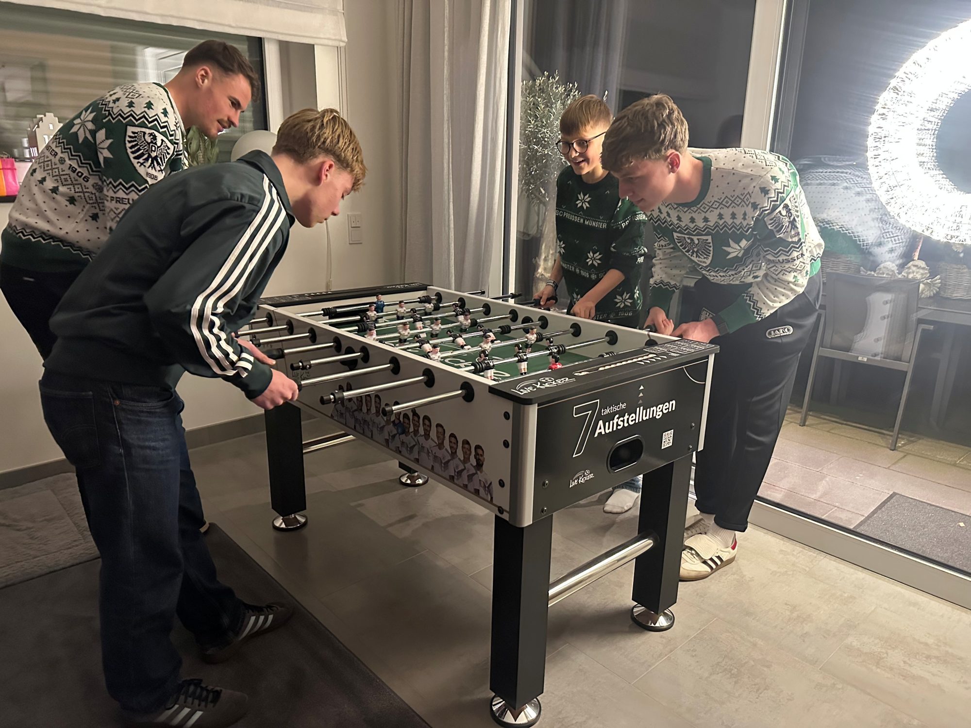 Mal Straßenfußball, mal Tischfußball: Die Preußen Profis Jorrit Hendrix, Antonio Tikvic, Johannes Schenk und Niko Koulis sorgten bei ihren Besuchen mit dem Fiege-Weihnachtsexpress für besondere Momente bei sechs besonderen Menschen im Münsterland. (Fotos: Fiege)