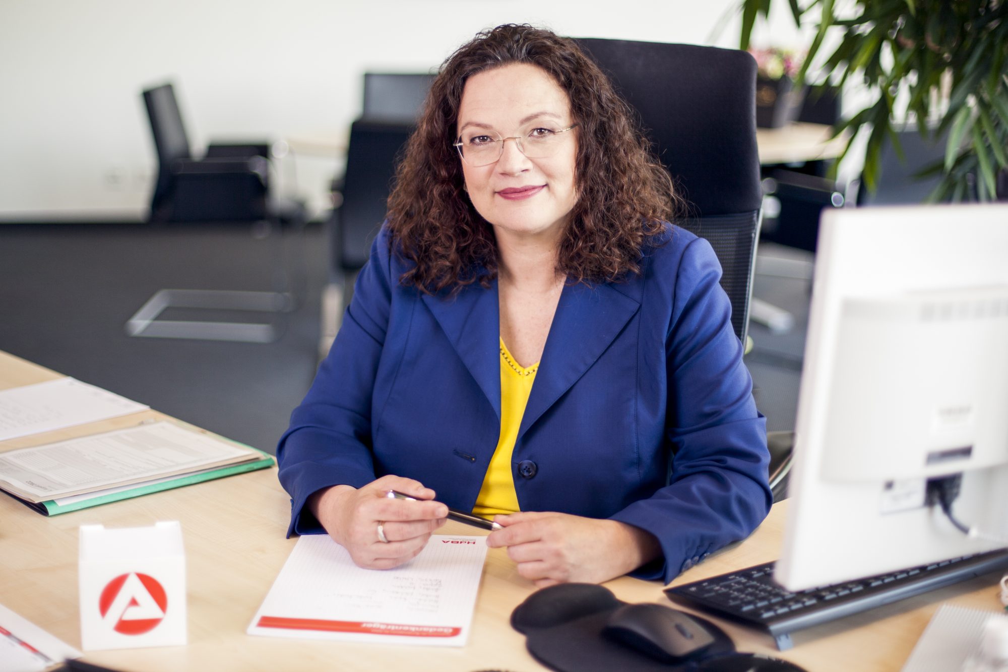 Andrea Nahles, Vorsitzende des Vorstandes der Bundesagentur für Arbeit, im Büro an ihrem Schreibtisch