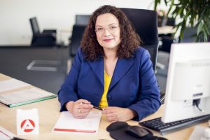 Andrea Nahles, Vorsitzende des Vorstandes der Bundesagentur für Arbeit, im Büro an ihrem Schreibtisch