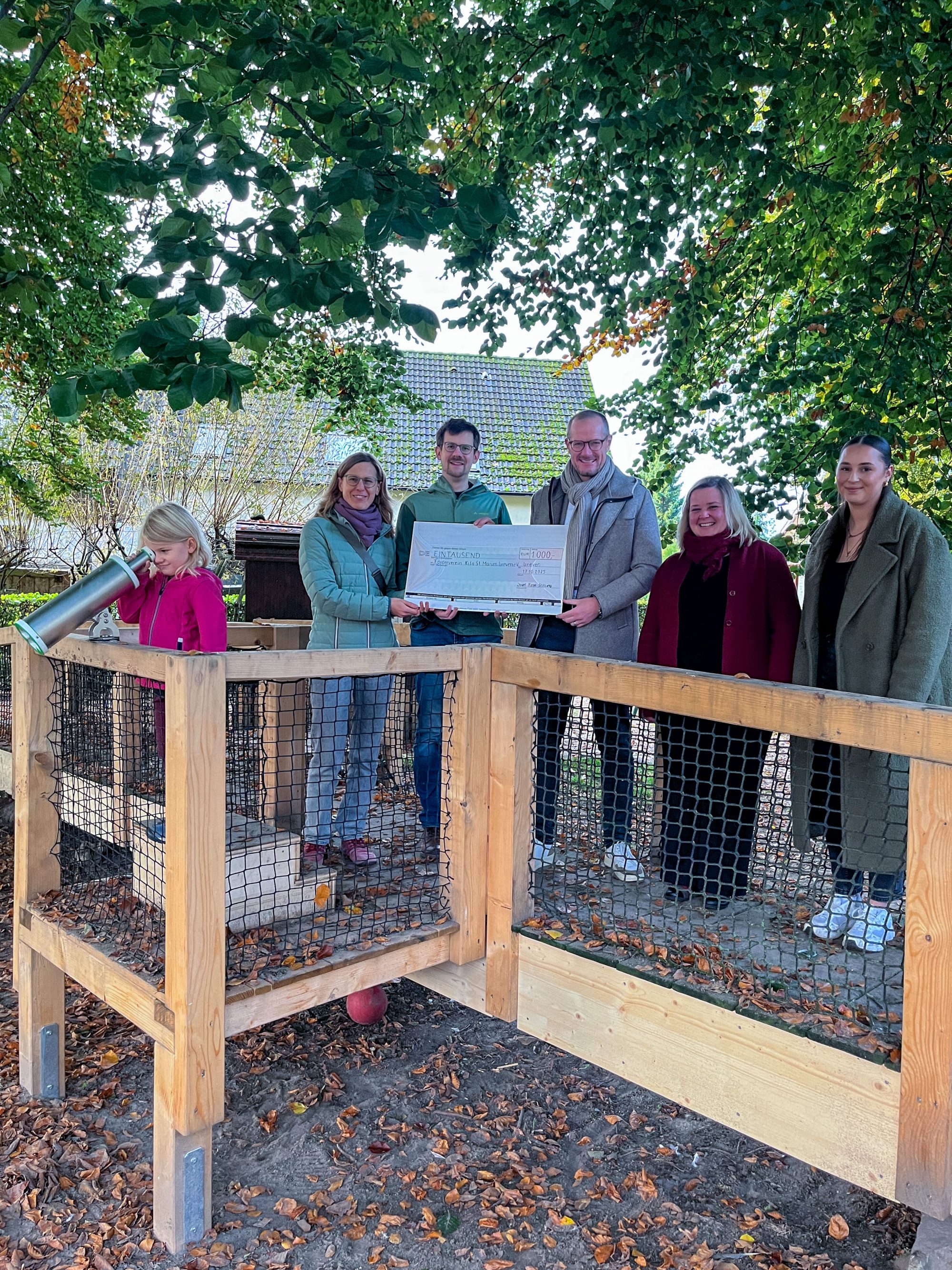 Spendenübergabe auf der sanierten Kletterbrücke der Kita St. Marien in Greven