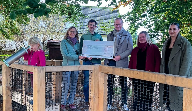 Spendenübergabe auf der sanierten Kletterbrücke der Kita St. Marien in Greven