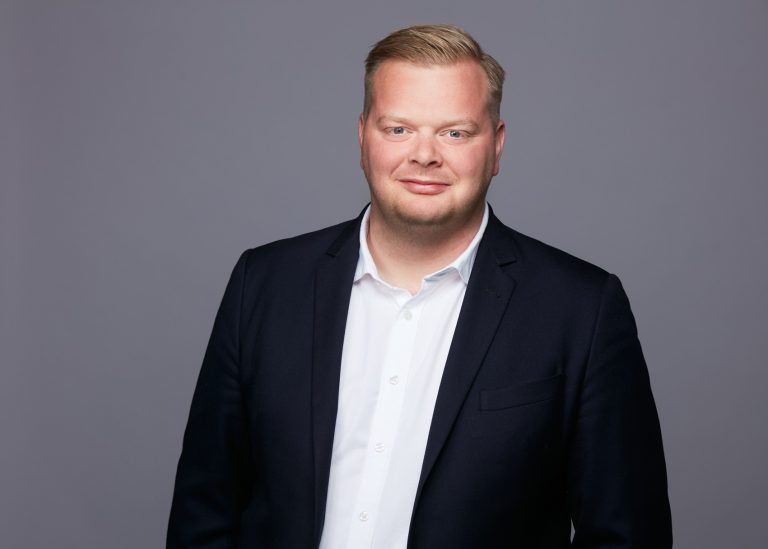 Jan-Niklas Hustedt, Geschäftsführer der Sparkassen-Personalberatung, im Businessporträt