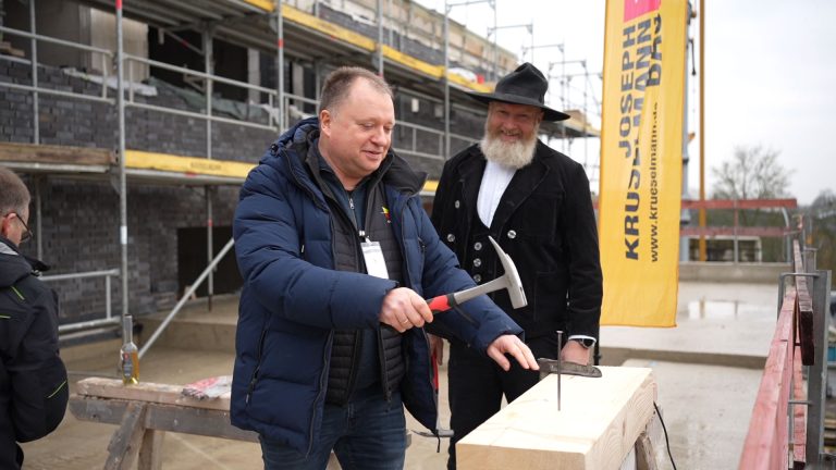 Geschäftsführer Klaus Gehrmann schlägt beim Richtfest von Werk III einen Nagel ins Holz ein – Timmer GmbH Neubauprojekt