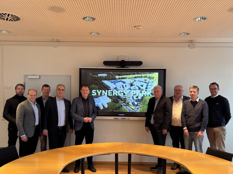 Vertreter von Stadt, Politik und Lühn Bau präsentieren die Planungen für den Synergypark in Lingen