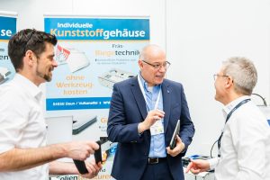 Fachgespräch am Messestand zur KPA Ulm 2026 – Kunststoffprodukte und Fertigungslösungen im Fokus