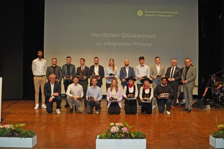 Gruppenfoto der Lossprechungsfeier mit neuen Gesellinnen und Gesellen der Kreishandwerkerschaft Steinfurt Warendorf