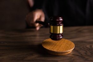 Foto von KATRIN BOLOVTSOVA: https://www.pexels.com/de-de/foto/holzern-gericht-richter-legal-6077326/