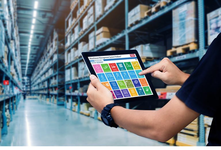 Tablet mit ProStore® Warehouse-Management-System in einer modernen Lagerhalle