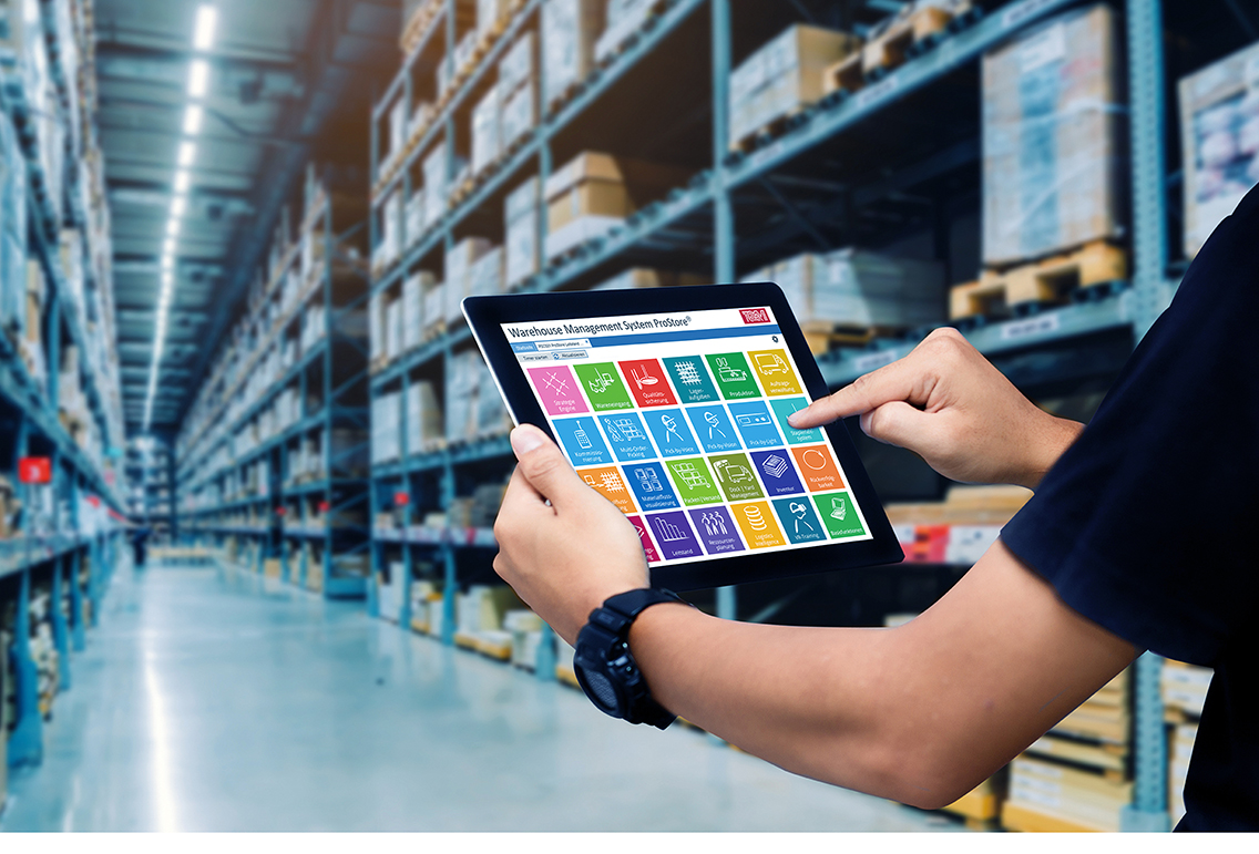 Tablet mit ProStore® Warehouse-Management-System in einer modernen Lagerhalle