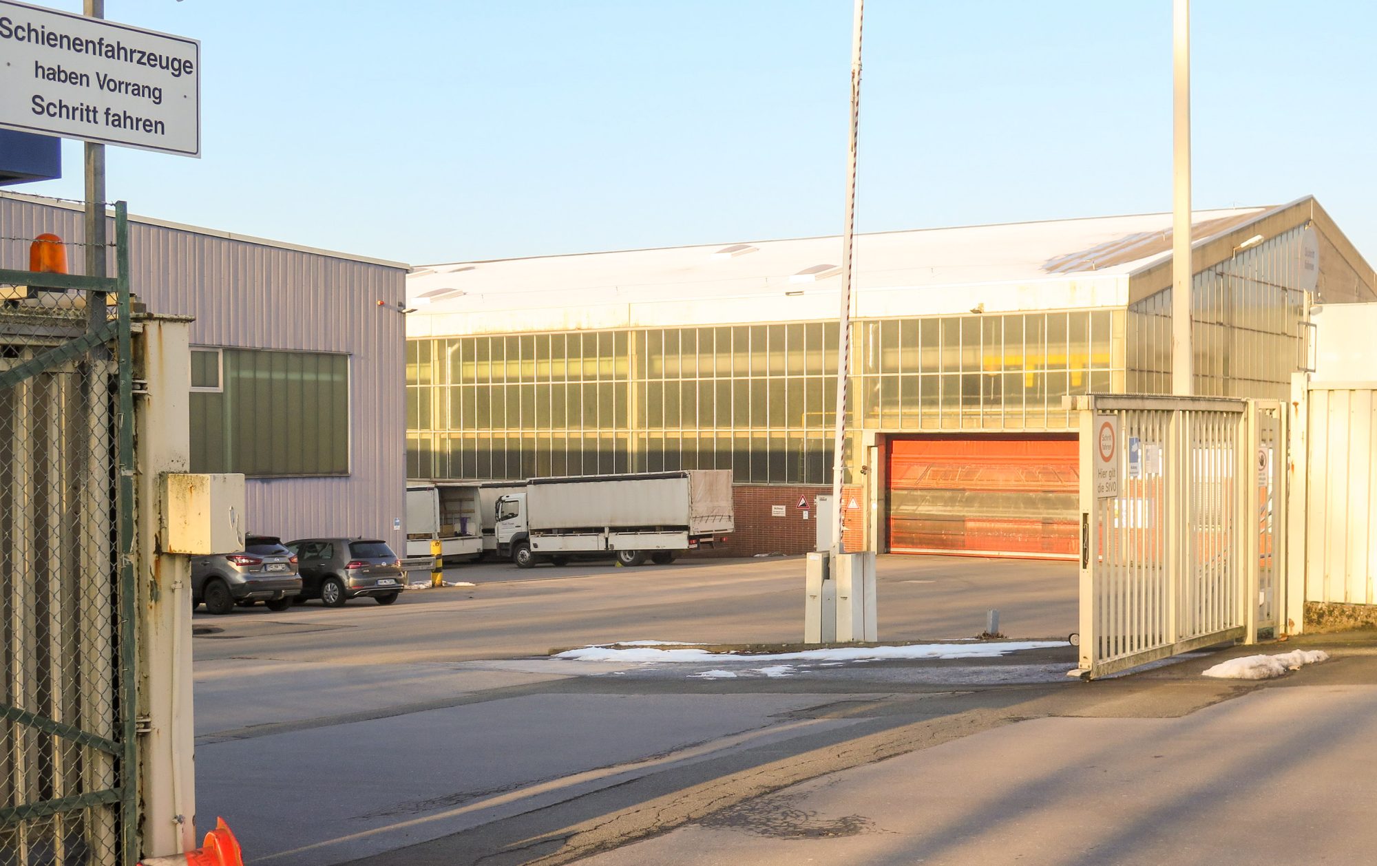 Zufahrt und Hallenbereich des Brownfields an der Arthur-Ladebeck-Straße in Bielefeld, das GARBE Regeneration von Thyssenkrupp erworben hat