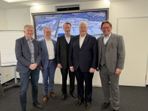 Vertreter der Stadt Ibbenbüren und der GFGBA stellen das Projekt eines Großbatteriespeichers im I-NOVA Park vor