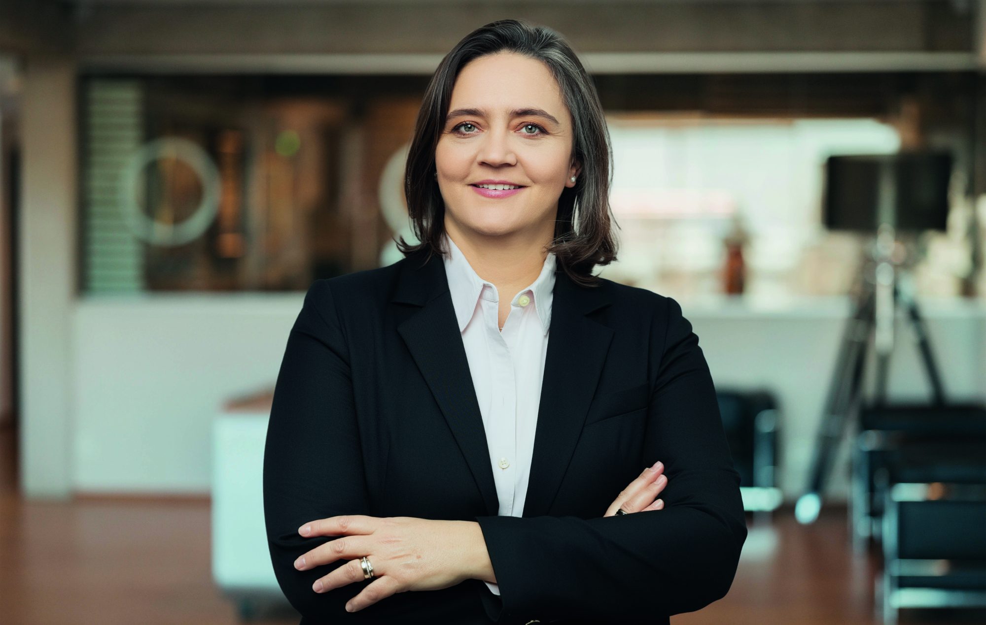 Porträt von Alexandra Olvera, Chief Commercial Officer bei Hellmann Worldwide Logistics