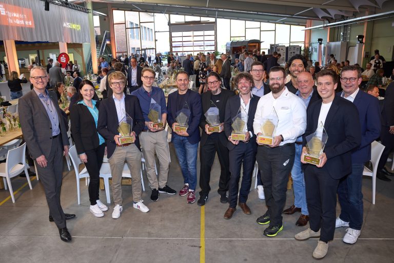 Gruppenfoto der Preisträgerinnen und Preisträger des Innovationspreises Münsterland bei der Preisverleihung 2024