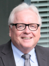 Porträt von Johannes Müller im Anzug und mit Brille