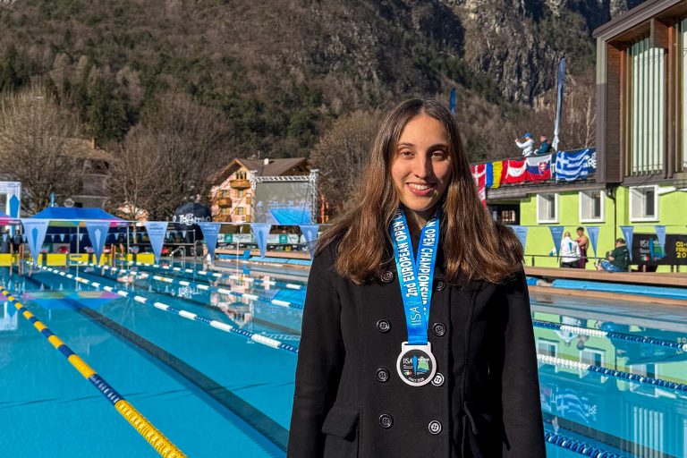 Lisa Holm mit Medaille bei den Europameisterschaften im Eisschwimmen Titel (intern): Lisa Holm – EM-Silber im Eisschwimmen
