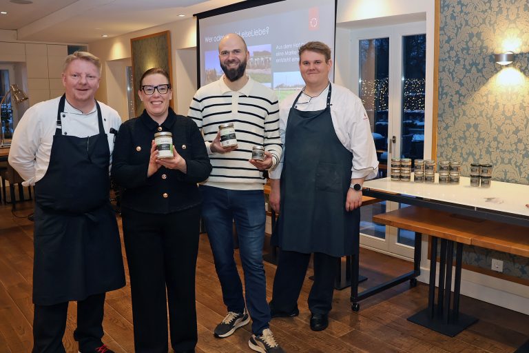 Vier Personen präsentieren Produkte und freuen sich auf einen Abend zum nachhaltigen Genuss auf Schloss Benkhausen