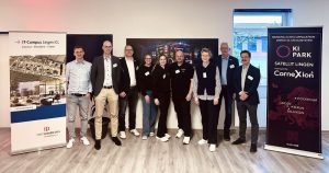 Neun Vertreter aus Wirtschaft, Netzwerk und Verwaltung stehen beim Auftakt der Expert Group Manufacturing in einem Veranstaltungsraum in Herzlake.