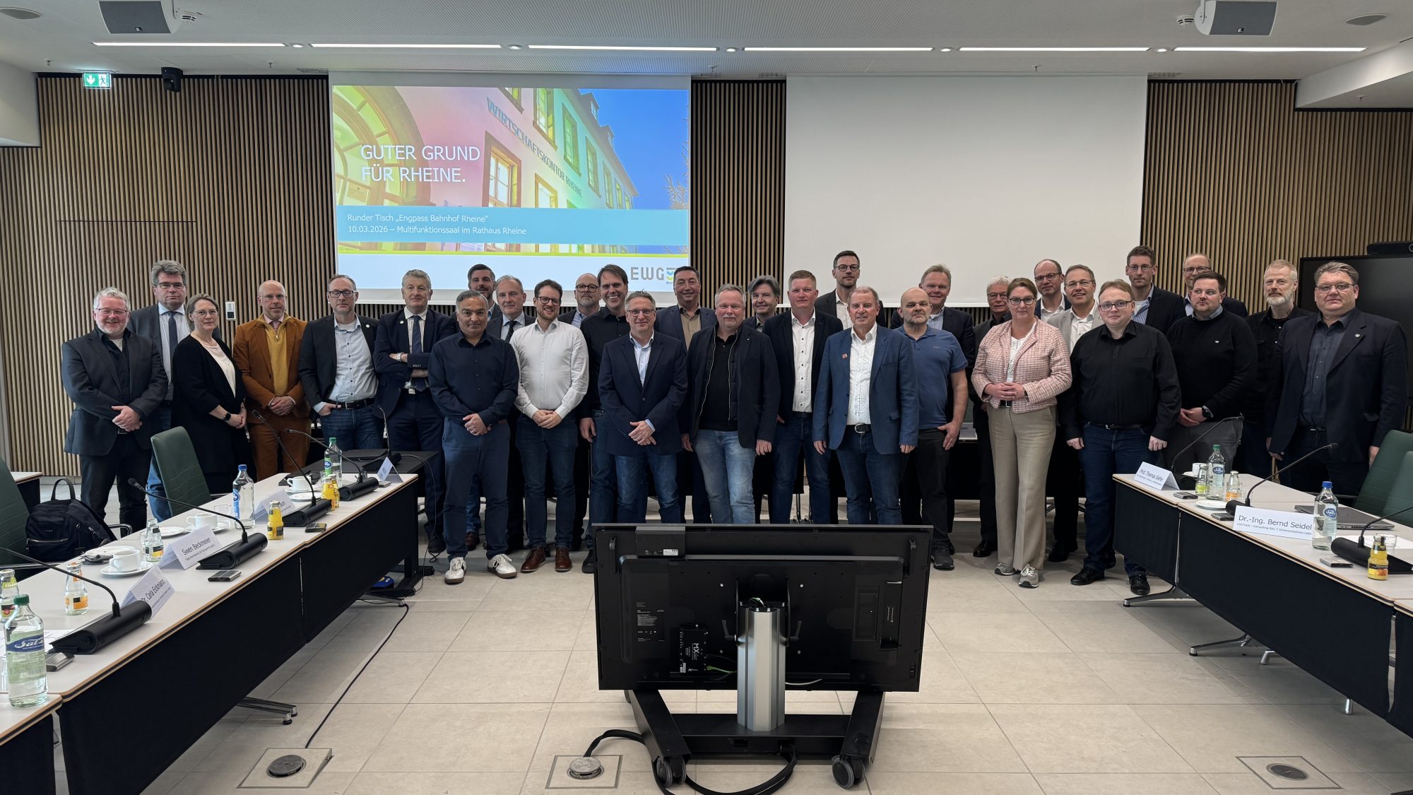 Gruppenfoto der Teilnehmenden des Runden Tisches zur Schieneninfrastruktur im Ratssaal des Rathauses Rheine.