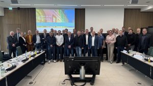 Gruppenfoto der Teilnehmenden des Runden Tisches zur Schieneninfrastruktur im Ratssaal des Rathauses Rheine.