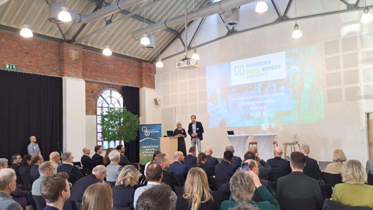 Publikum und Bühne bei der Hydrogen Cross Border Conference im IT-Zentrum Lingen