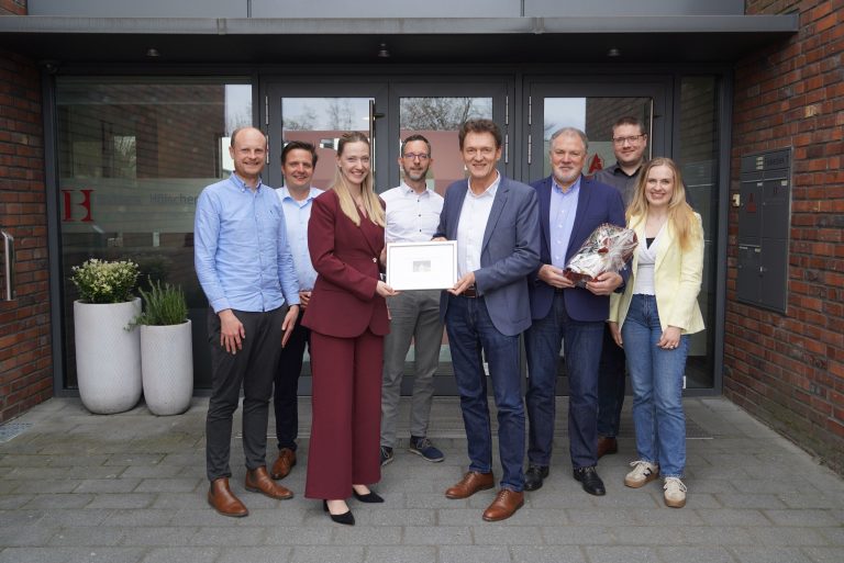 Gruppenfoto vor dem Kanzleigebäude: Vertreter der Steuerberatungskanzlei Behnen, Hölscher und Partner mit neuen Partnern sowie Gratulanten aus dem Lingener Rathaus