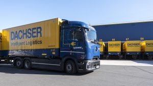 Elektro-Lkw von Dachser vor Verladetoren eines Logistikzentrums