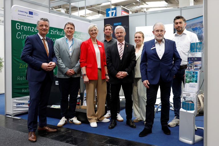Gruppenfoto von Vertreterinnen und Vertretern der Handwerkskammer Münster und ausstellenden Zulieferbetrieben am Gemeinschaftsstand auf der Hannover Messe 2026