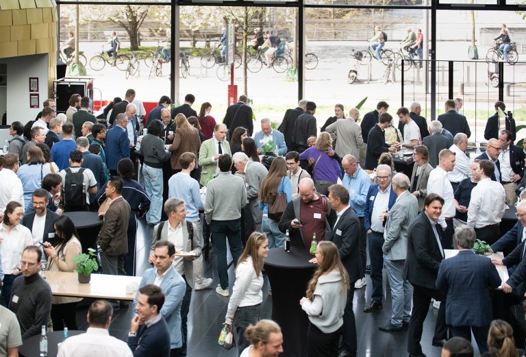 Teilnehmende des 20. Logistiktags der Kühne-Stiftung im Foyer der Kühne Logistics University in Hamburg