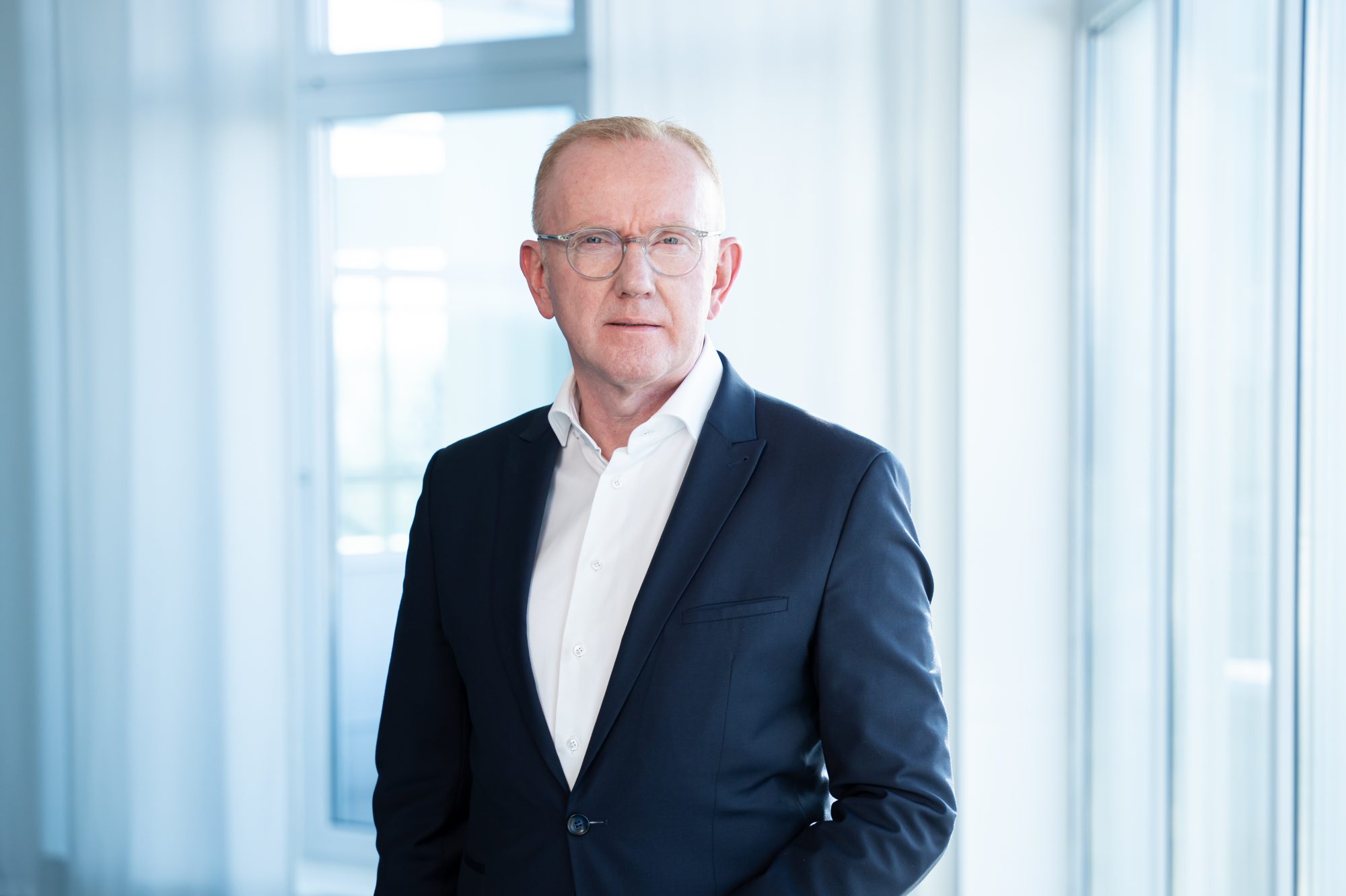 Michael Finger, Vorstandsvorsitzender der technotrans SE, in einem Unternehmensporträt in heller Büroumgebung