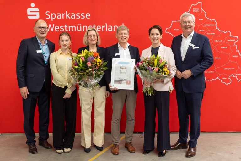 Rüdiger Sasse mit Urkunde bei der Auszeichnung Unternehmer des Jahres 2025 der Sparkasse Westmünsterland