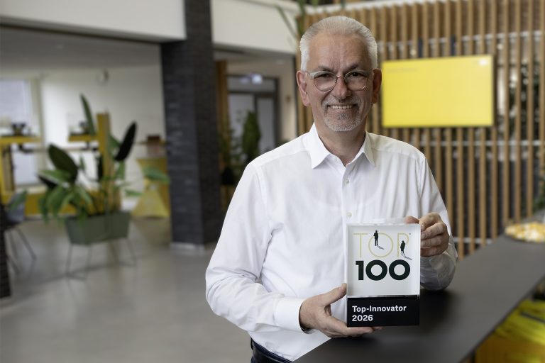 Geschäftsführer Thomas Kleinegees von Sita hält den TOP 100-Innovator-Preis 2026 in den Händen.