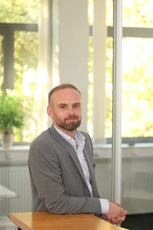 Tim Brexendorf, Geschäftsführer der VIDEC Data Engineering GmbH, in einem Bürogebäude