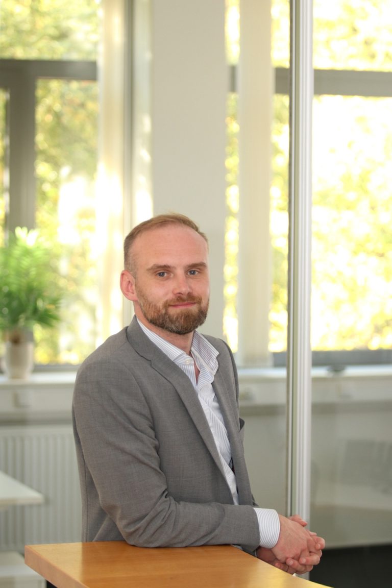 Tim Brexendorf, Geschäftsführer der VIDEC Data Engineering GmbH, in einem Bürogebäude