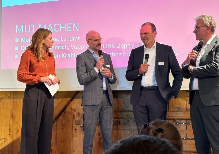 Moderatorin Julia Wunderlich diskutiert auf der Museumsrunde 2026 mit Oliver Voßhenrich, Professor Jürgen Krahl und Landrat Meinolf Haase auf der Bühne.