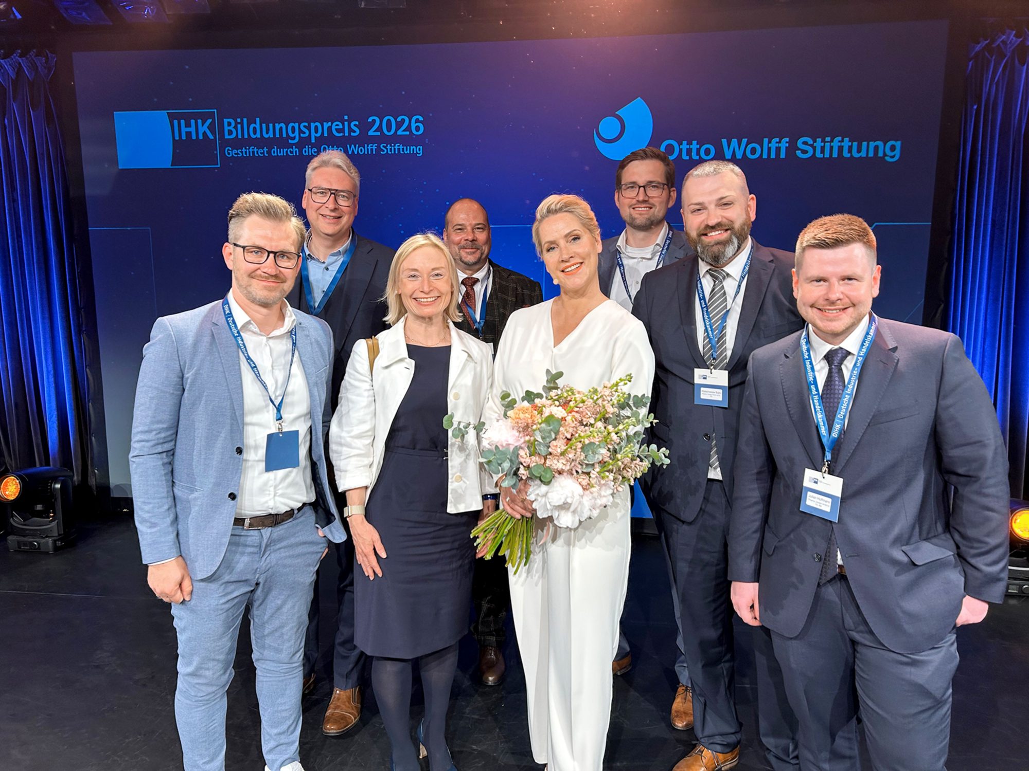Gruppe von Phoenix-Contact-Vertretern bei der Verleihung des IHK-Bildungspreises 2026 auf einer Bühne