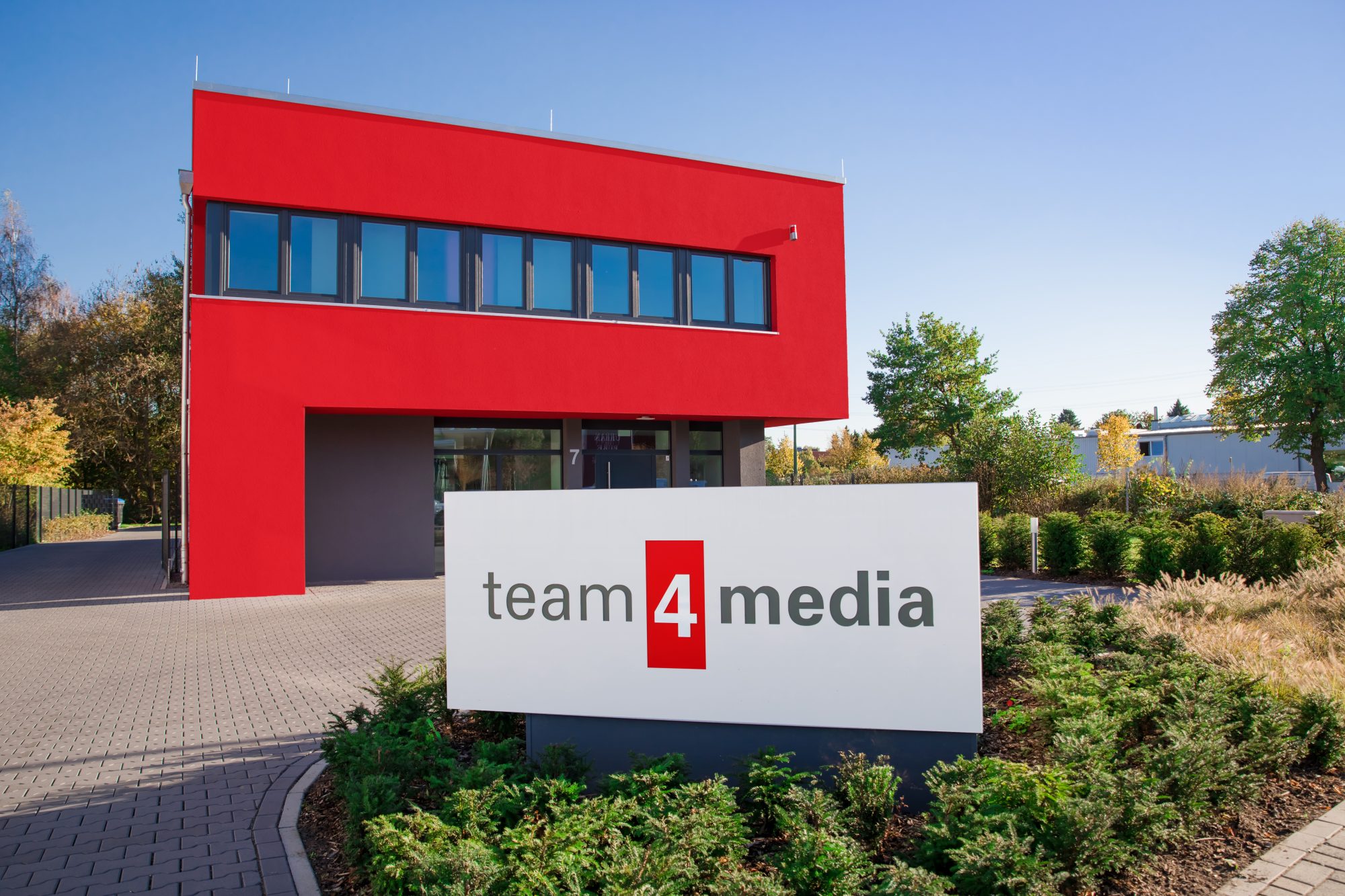 team4media ist eine etablierte Agentur aus Osnabrück mit den Schwerpunkten Marketing-Strategie, Design, Web, Print, Messe und Film/Video. team4media macht Marken sichtbarer, stärker und erfolgreicher – mit durchdachter Strategie, klaren Designs und hochwertiger Umsetzung. Ob Website, Corporate Design, Video-Content oder Social Media – Erfahren. Engagiert. Ergebnisorientiert.