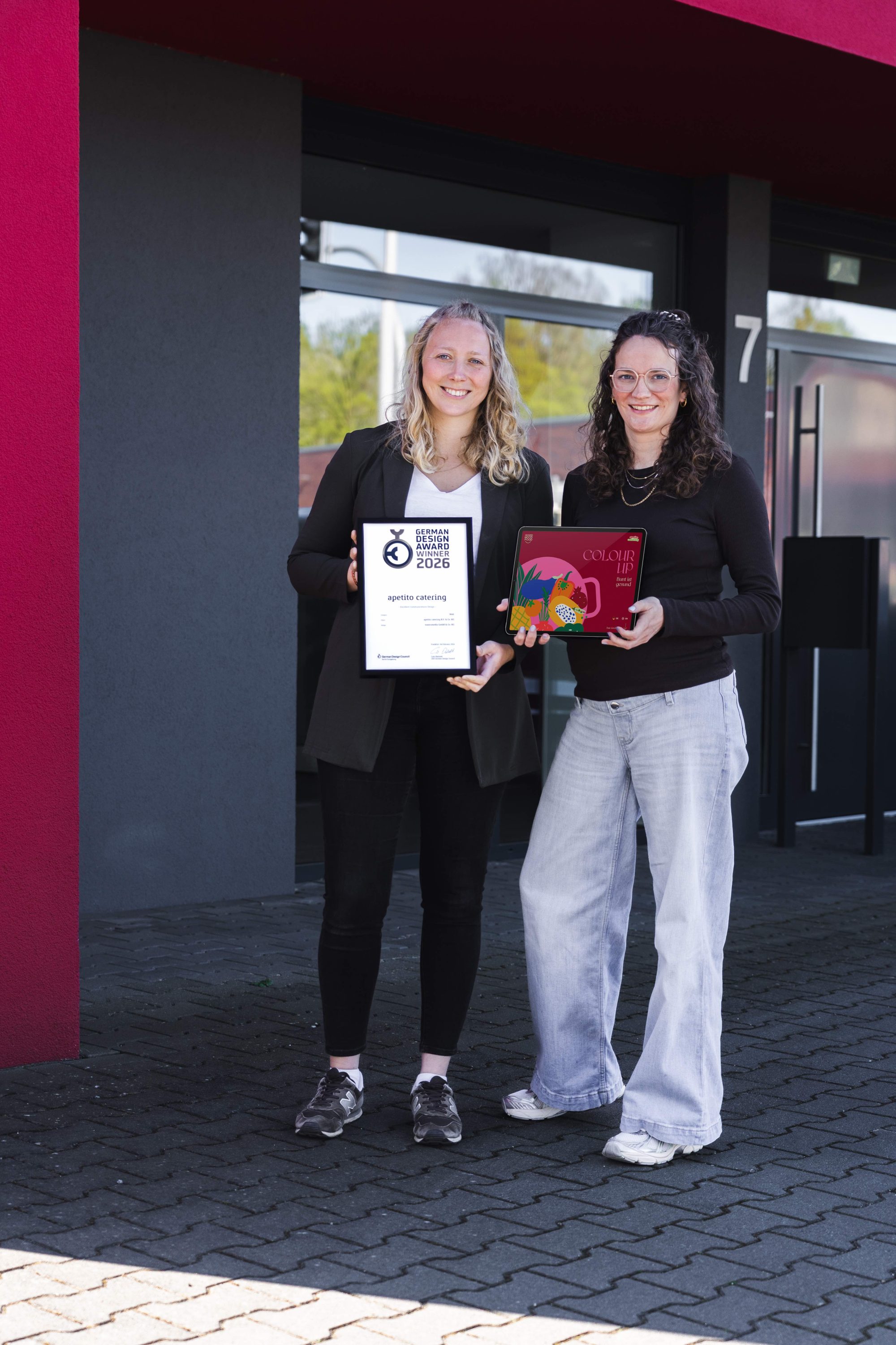 v.l.: Julia-Marie Kramer, Projektmanagerin team4media,

Franziska Prenzler, Senior-Art-Director team4media
