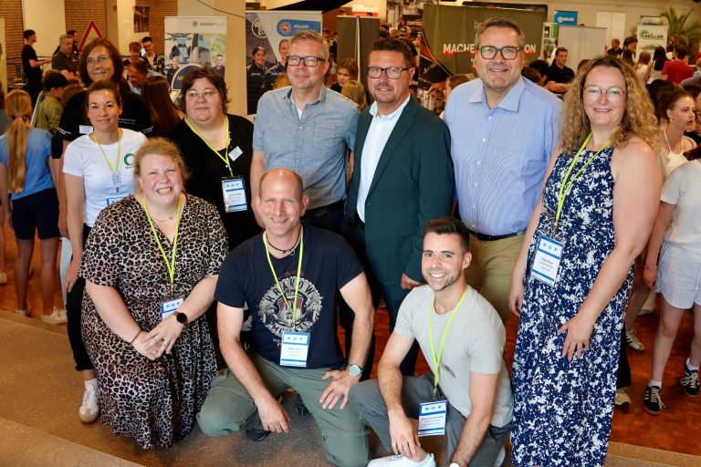 Gruppenfoto der Organisatoren und Beteiligten beim B.O.P. Fürstenau in einer Messehalle mit Ausbildungsständen im Hintergrund