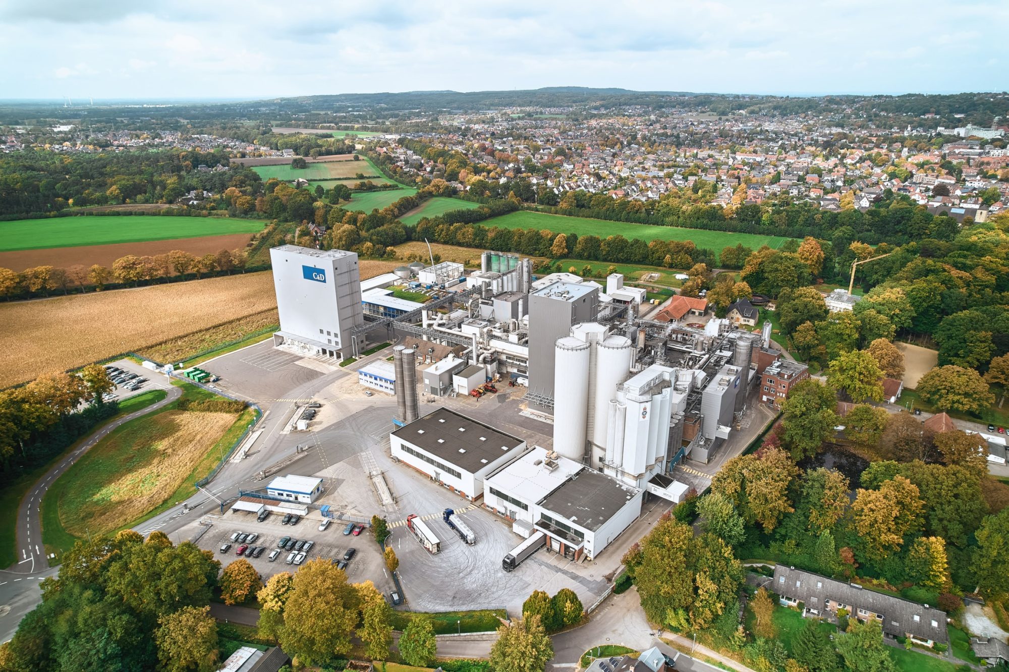 Luftaufnahme des Werks von Crespel & Deiters in Ibbenbüren mit Produktionsgebäuden und Silos