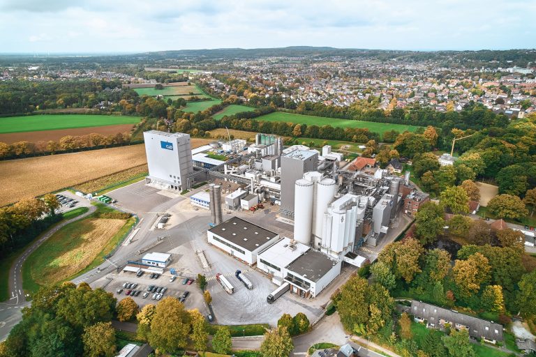 Luftaufnahme des Werks von Crespel & Deiters in Ibbenbüren mit Produktionsgebäuden und Silos