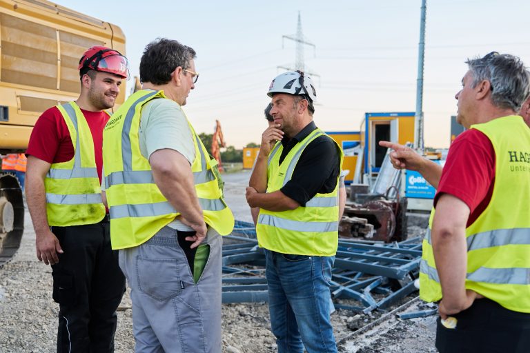 Hagedorn-Team auf einer Baustelle beim Brückenrückbau am Autobahnkreuz Memmingen