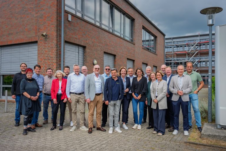 Mitglieder des IHK-Berufsbildungsausschusses Osnabrück - Emsland - Grafschaft Bentheim vor den Berufsbildenden Schulen Lingen Wirtschaft