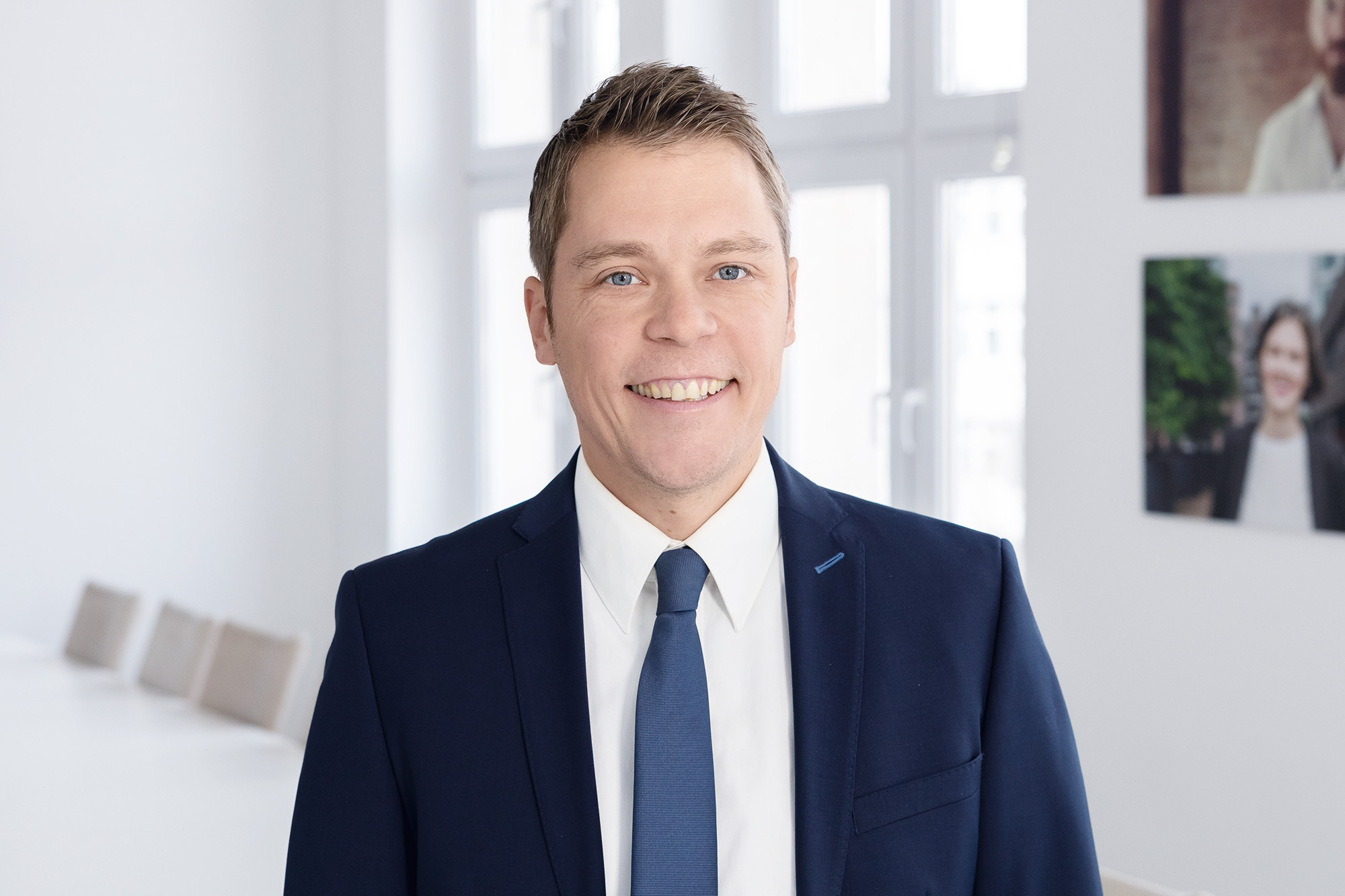 Prof. Dr. Michael Negri im Anzug in hellen Büroräumen der Fachhochschule des Mittelstands