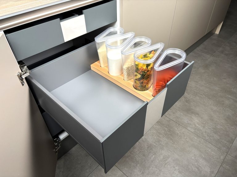 Konda-Schütte von Ninka als transparente Vorratsdose für moderne Küchenausstattung