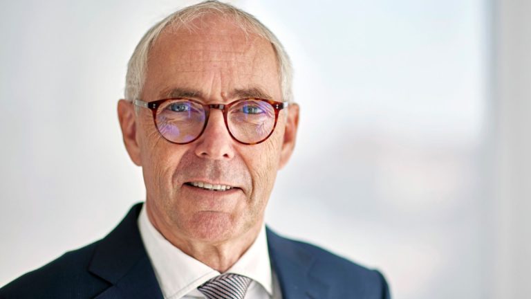 Porträt von DIHK-Präsident Peter Adrian vor einem hellen Hintergrund