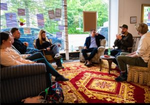 Teilnehmende einer stART-Veranstaltung sitzen in einem Raum in Detmold und diskutieren über Gründungsthemen.