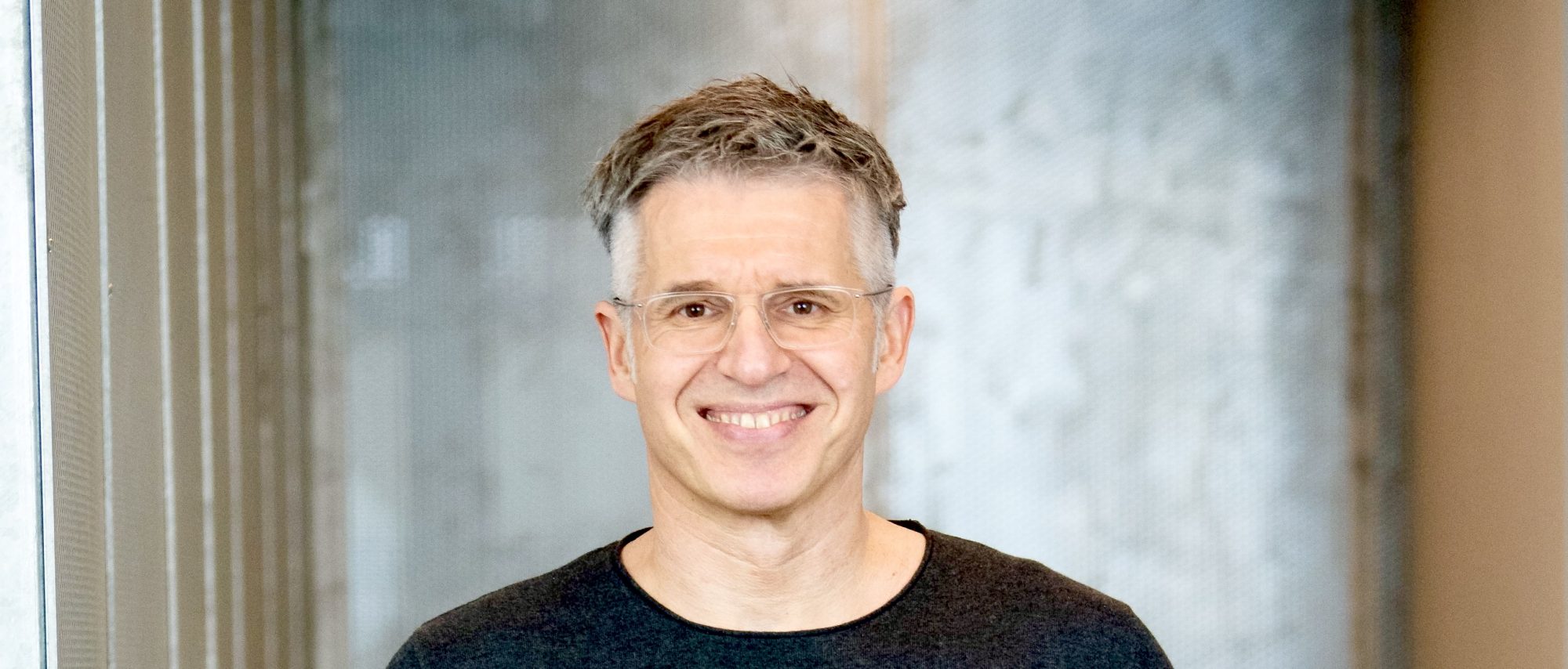 Dr. Bernhard Rohleder, Hauptgeschäftsführer des Bitkom, in einem Bürogebäude